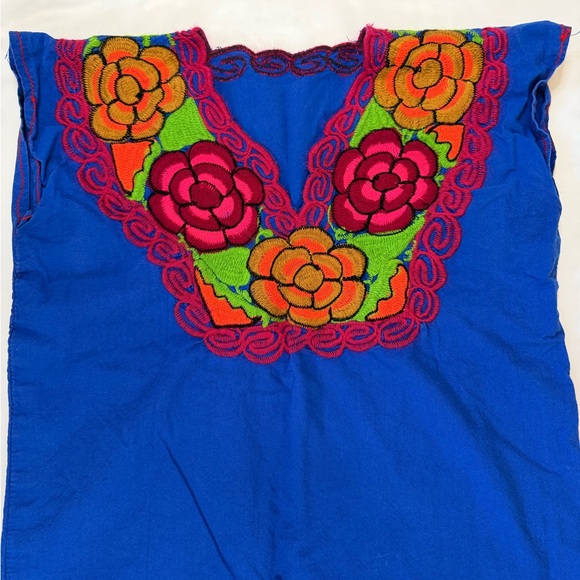Mexican Oaxacan size medium blue/red hand-embroidered floral peasant blouse. - Picture 2 of 3